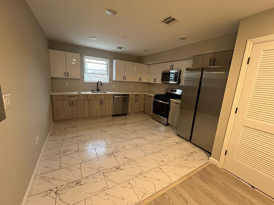 1st image of 52 Holland St Floor 2