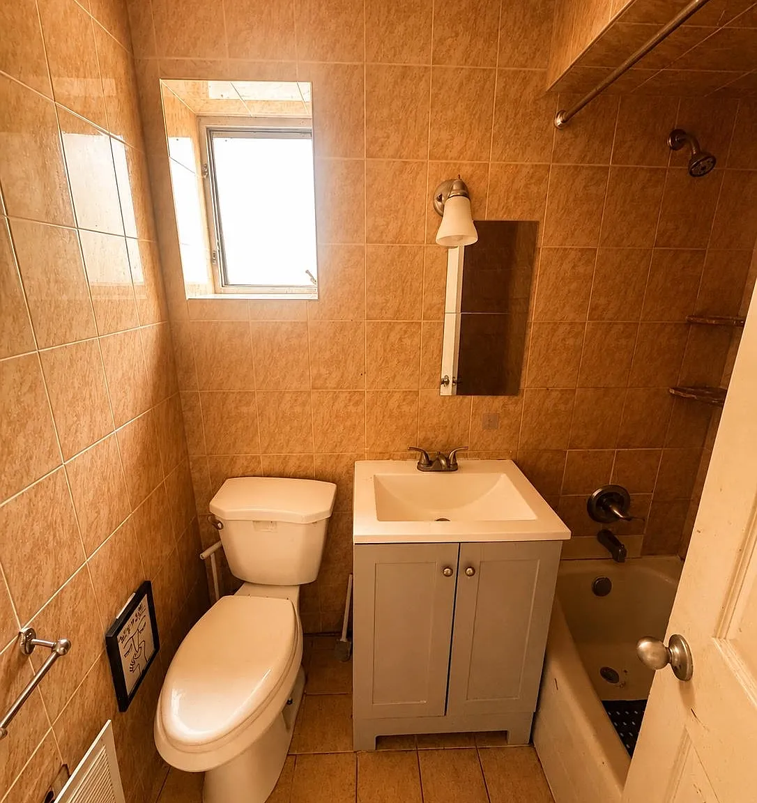 4 bed, 1.0 bath, $2,900 — Photo 1