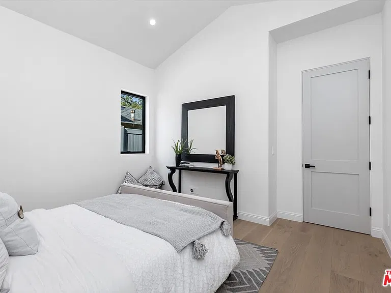 14602 Morrison St — Photo 20
