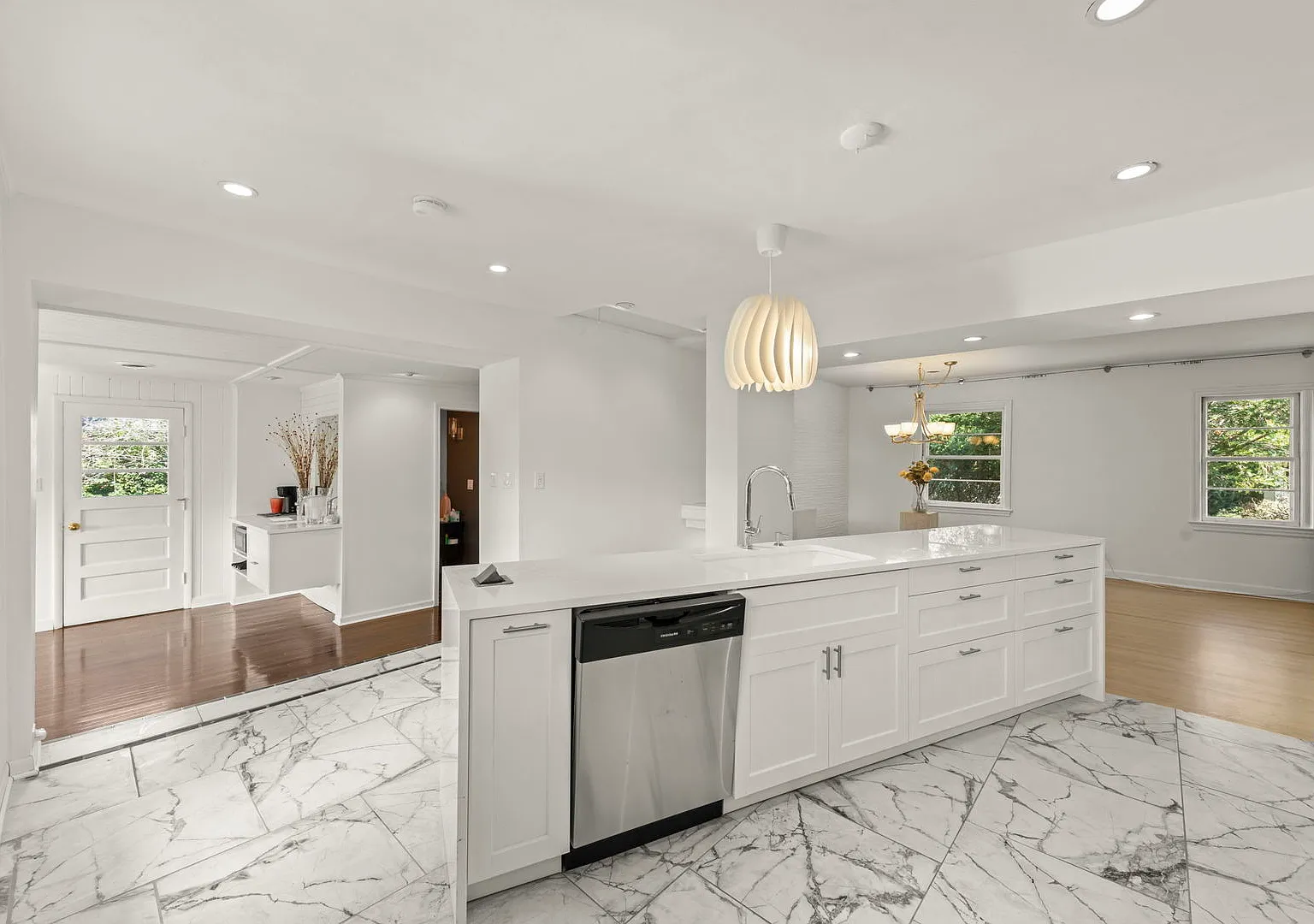 4 bed, 2.5 bath, 2544 sqft, $4,500 — Photo 4