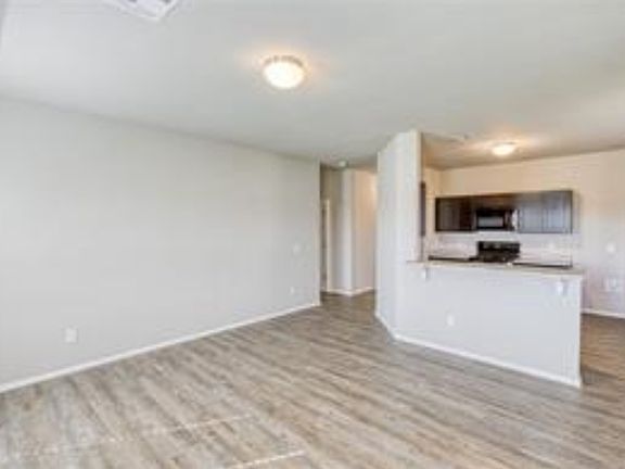 3rd image of 548 Fox Den Dr