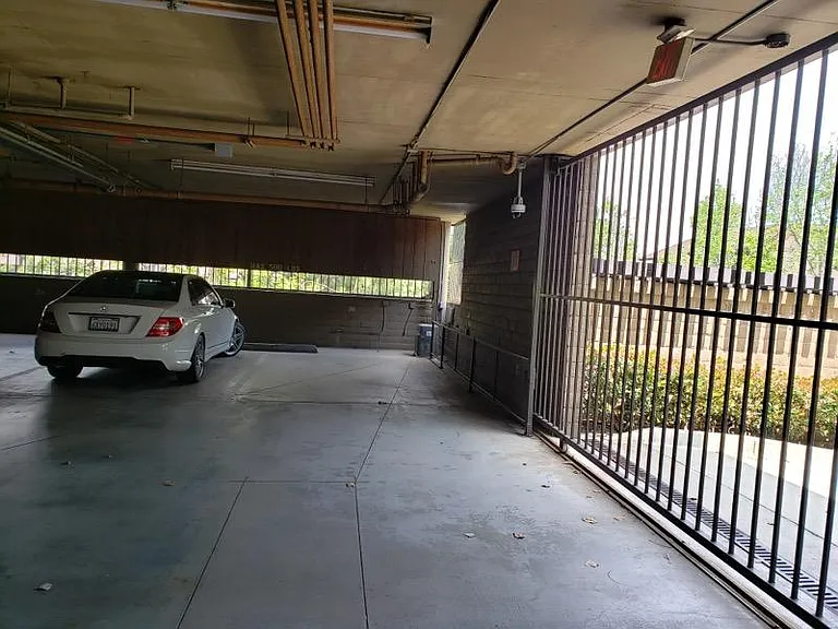 E Willow St — Photo 31