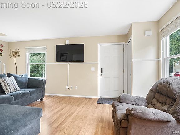 4th image of 385 Neptune Dr