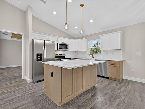 5th image of 153 OAK CIRCLE