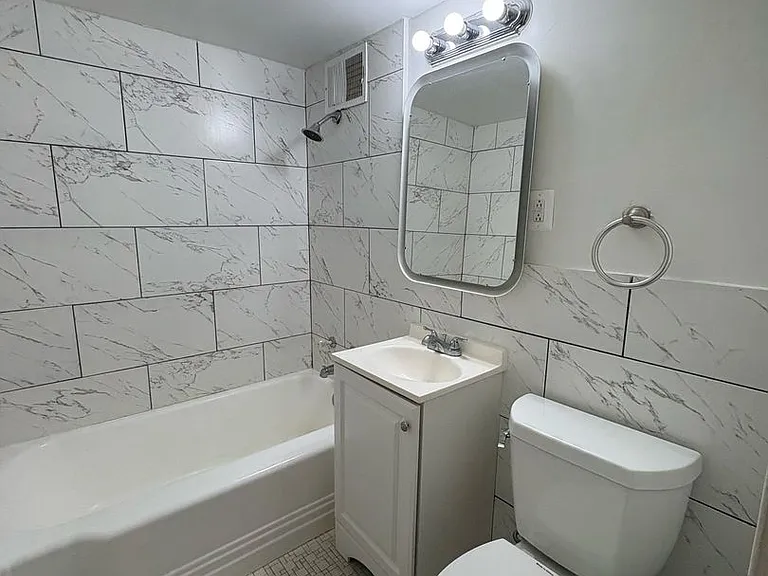 Main Street Apartments Rockford — Photo 12