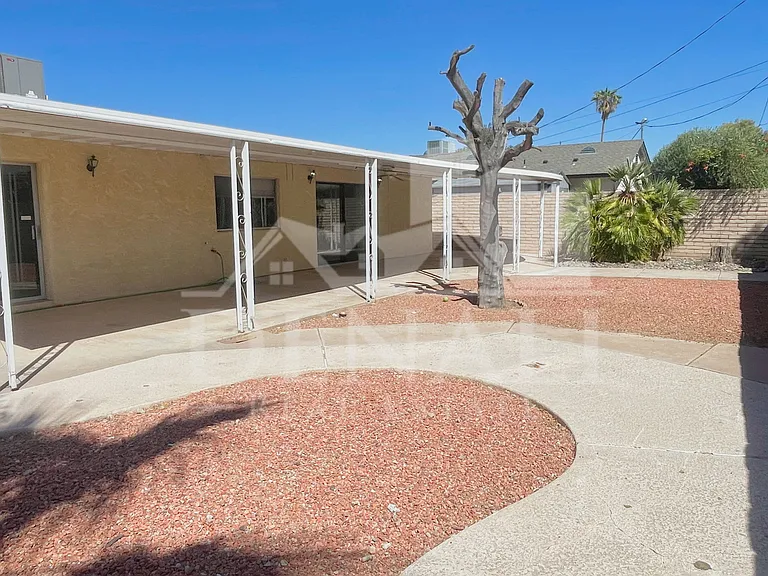 2401 E Meadowbrook Ave — Photo 35