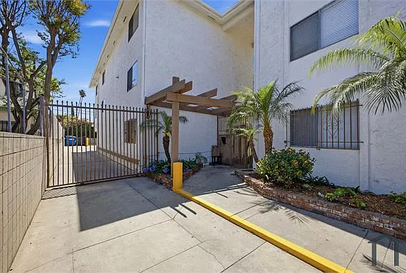 1922 S Hobart Blvd #9 — Photo 29