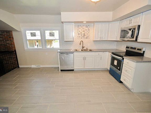 2nd image of 910 Hill Ln
