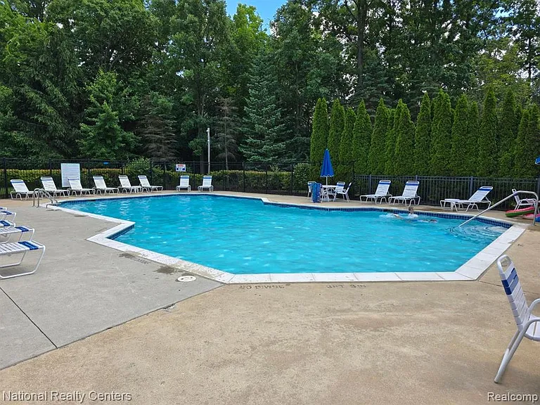 4058 Radcliff Dr — Photo 37