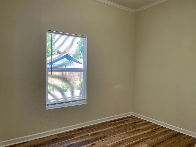 811 Dakota Ave — Photo 9