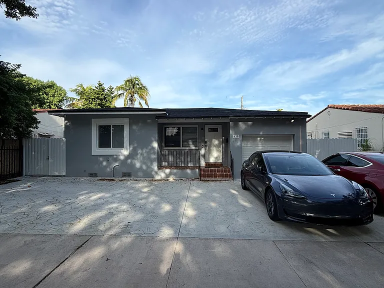 630 SW 46th Ave — Photo 1