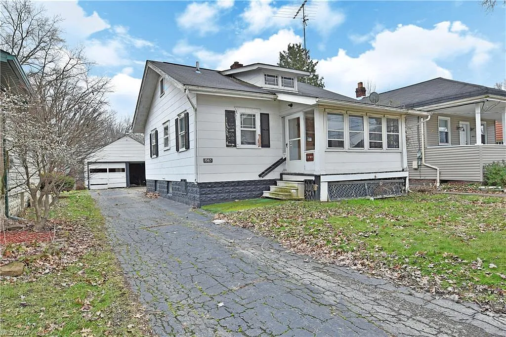 1065 Kenmore Ave SE photo 1