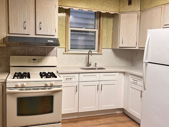 4th image of 40 Romaine Ave #1