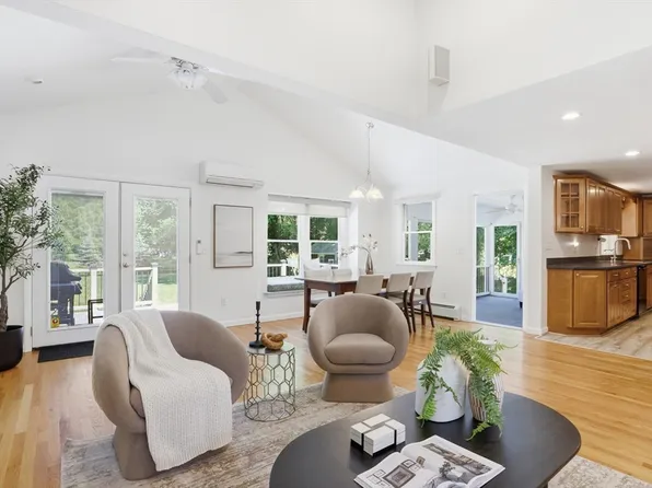289 Concord Rd, Bedford, MA 01730