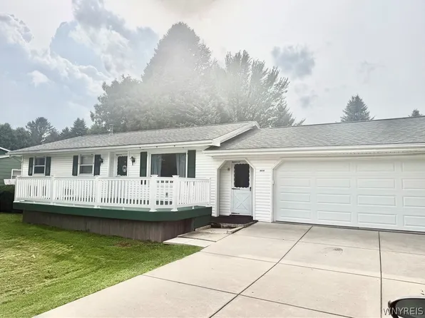 4812 Cottage Ln, Lockport, NY 14094