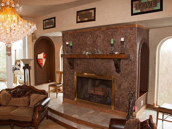 4th image of 99 Castle Hill Ln
