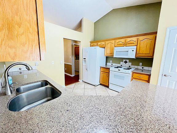 Kitchen with quartz countertop