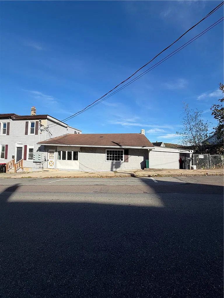 3 bed, 1.0 bath, 700 sqft, $1,350 — Photo 1