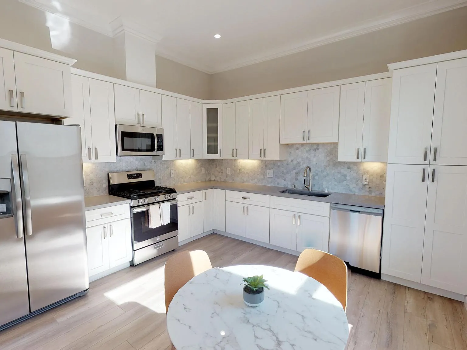 7 bed, 2522 sqft, $1,395 — Photo 4