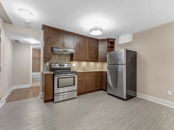 355 Gilmour St #2, Ottawa, ON K2P 0R1