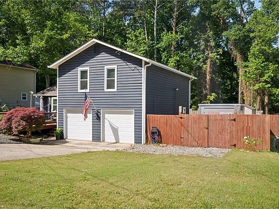 3rd image of 2083 Pond Rd