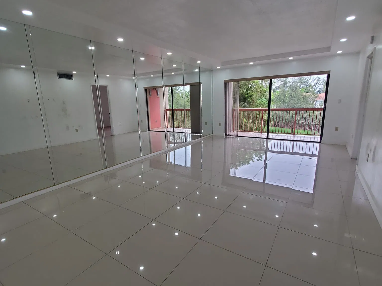 2 bed, 958 sqft, $2,300 — Photo 1