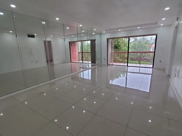 10227 NW 9th Street Cir, Miami, FL