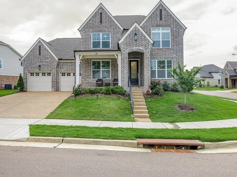 609 Yvonne Bend Dr — Photo 1