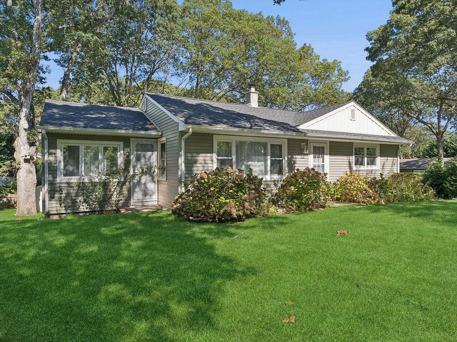 Discover Your Year-Round Haven: 5 bedrooms and 2 bathrooms — Photo 2