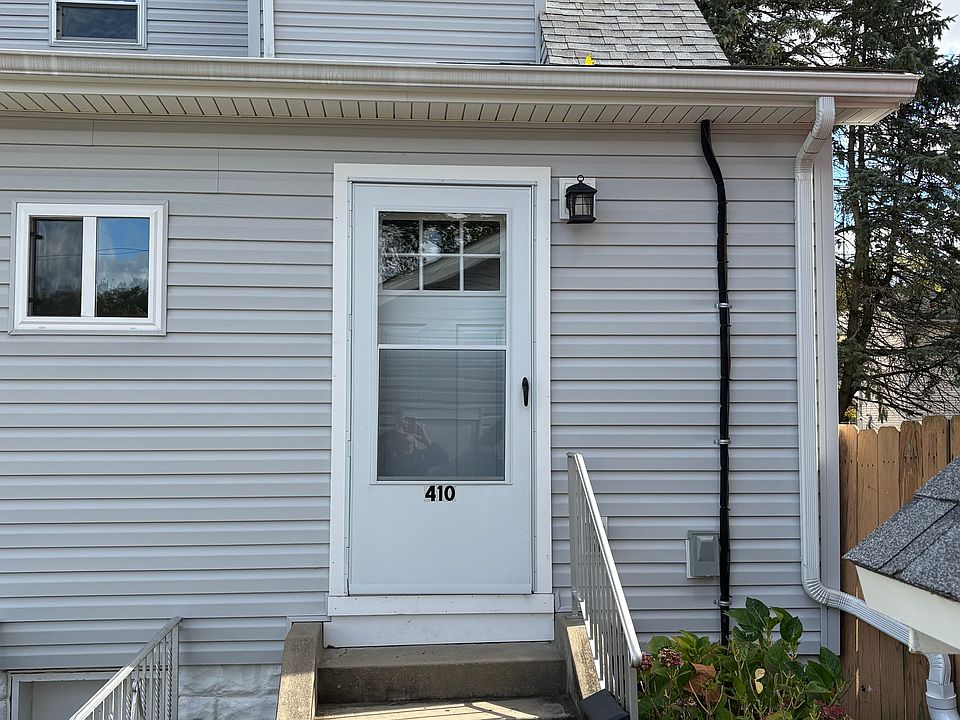 2nd Fl Apartment entrance in back of house