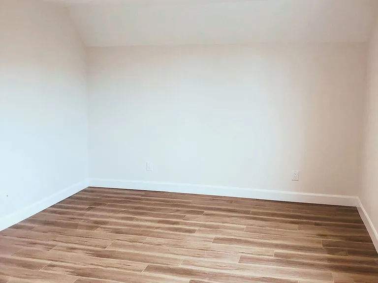 61 Phipps St #UPPER — Photo 10