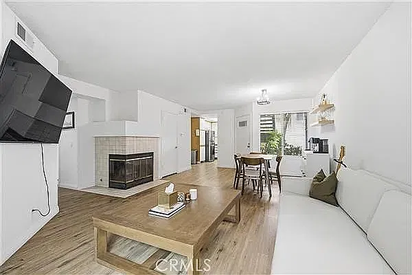 2 bed, 942 sqft, $3,100 — Photo 4