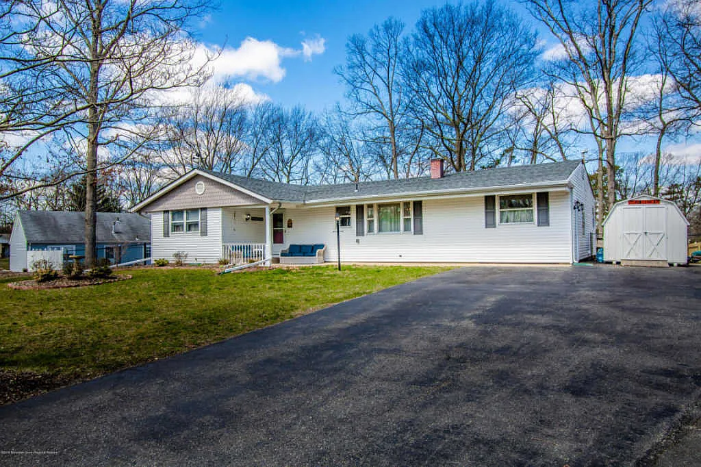 1088 Wake Forest Dr photo 1