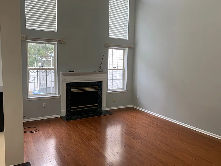 402 Harvest Ln — Photo 2