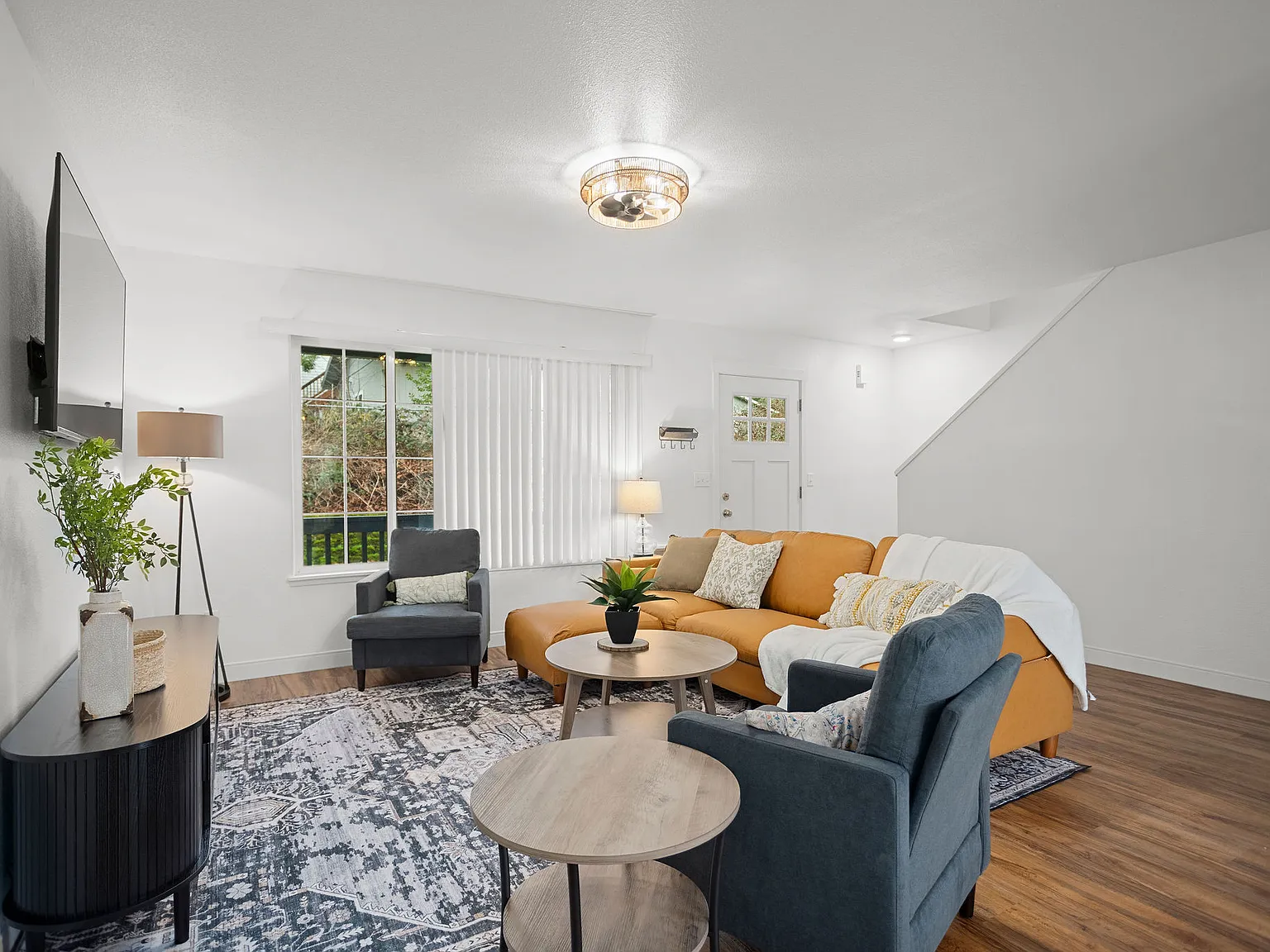 4 bed, 2.5 bath, 1600 sqft, $4,400 — Photo 4