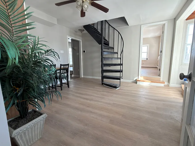 388 Conarroe St — Photo 2