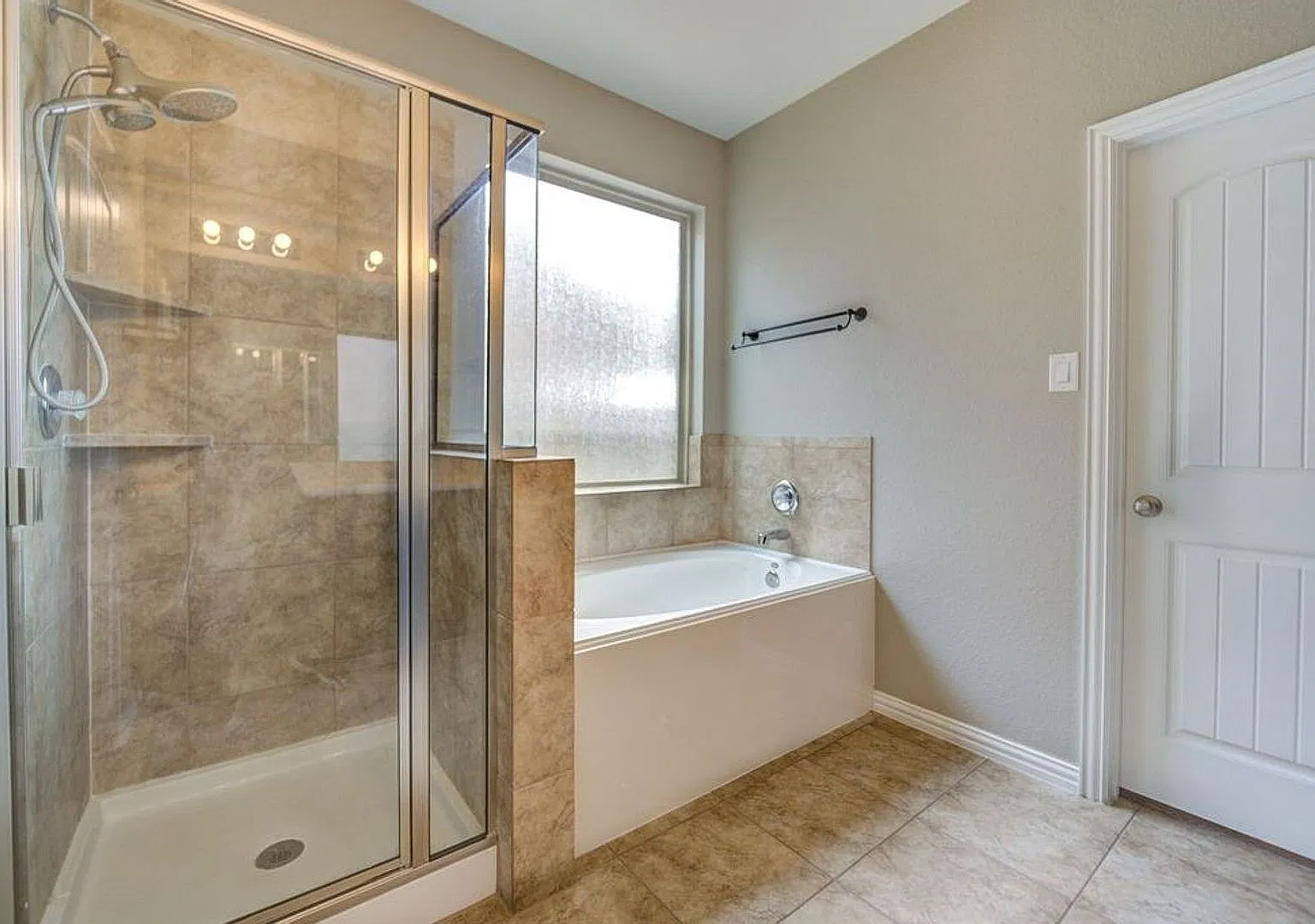 4 bed, 2369 sqft, $2,700 — Photo 2