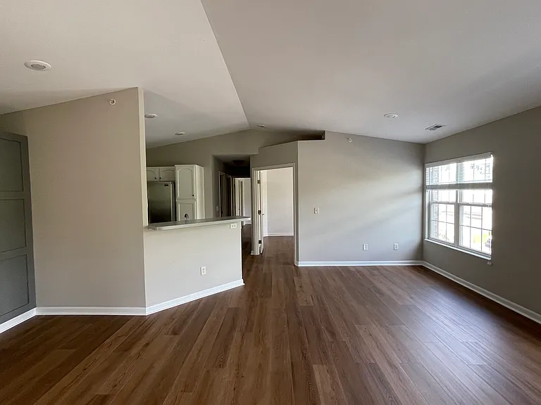 301 Skyview Ct — Photo 4