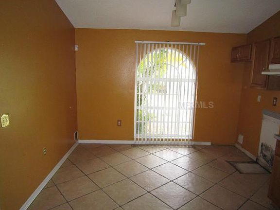 4th image of 611 Robin Ln