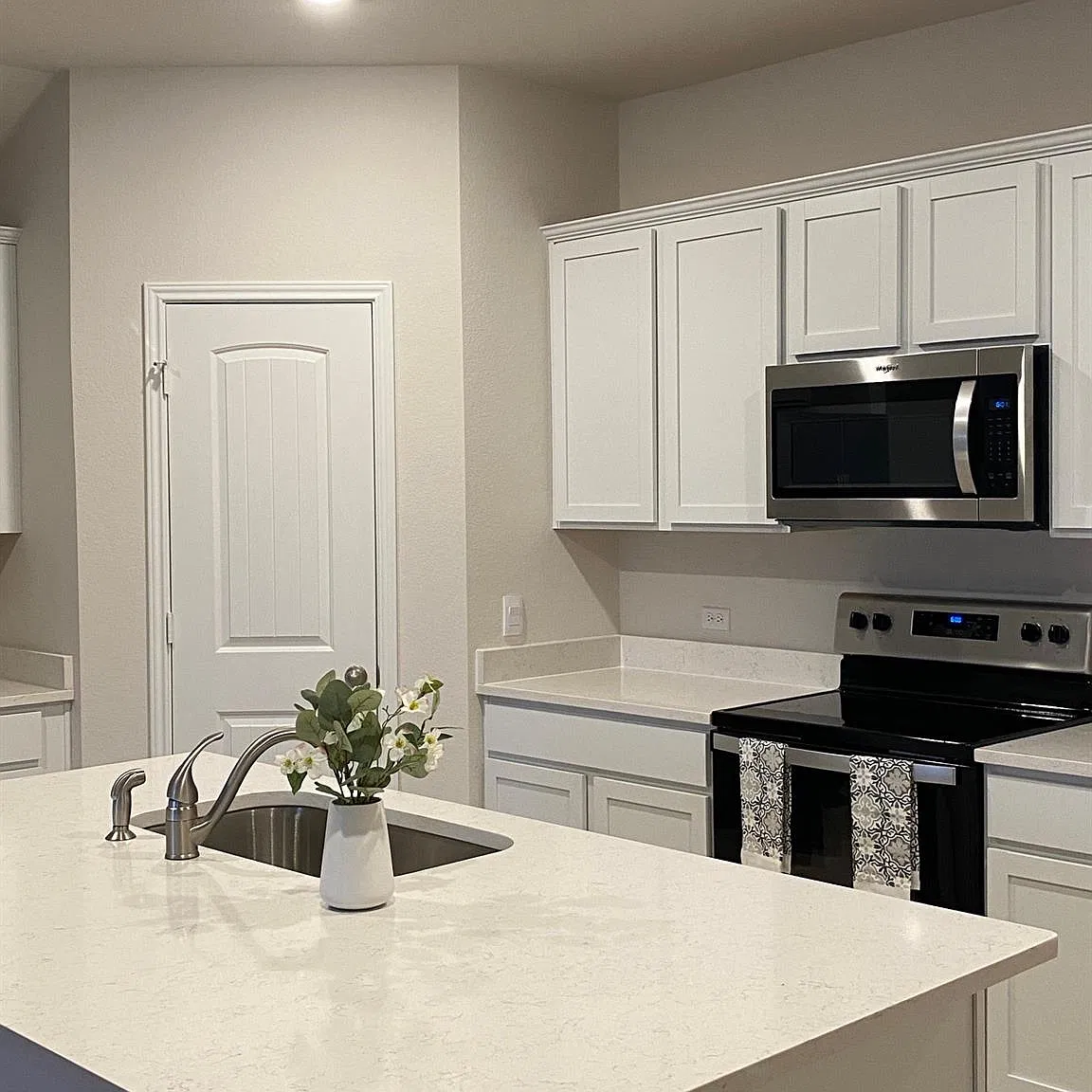 4 bed, 2.0 bath, 1860 sqft, $2,550 — Photo 3