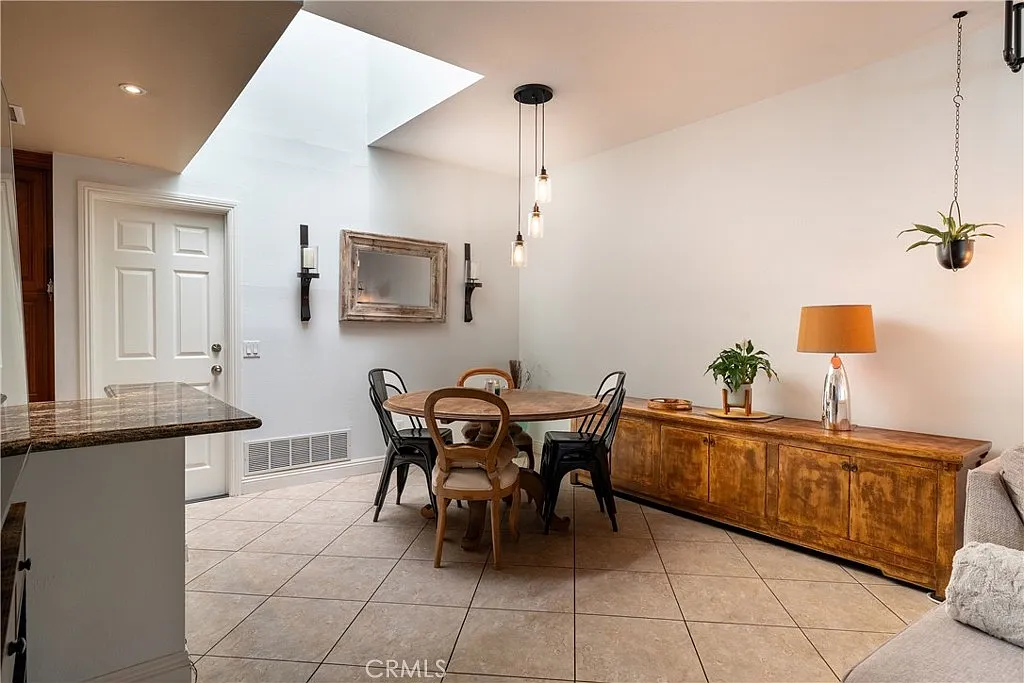 3 bed, 1144 sqft, $4,500 — Photo 2