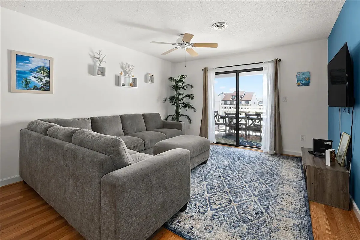 2 bed, 936 sqft, $1,450 — Photo 1