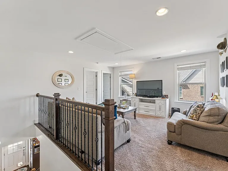 1033 Evan Cir — Photo 9