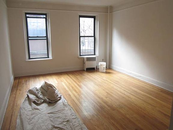 5th image of 220 E 52nd St