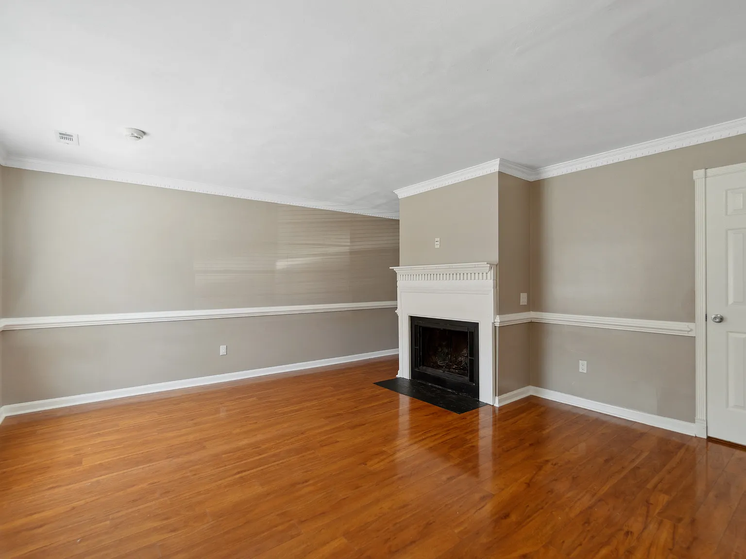 3 bed, 1.5 bath, 1200 sqft, $2,000 — Photo 3