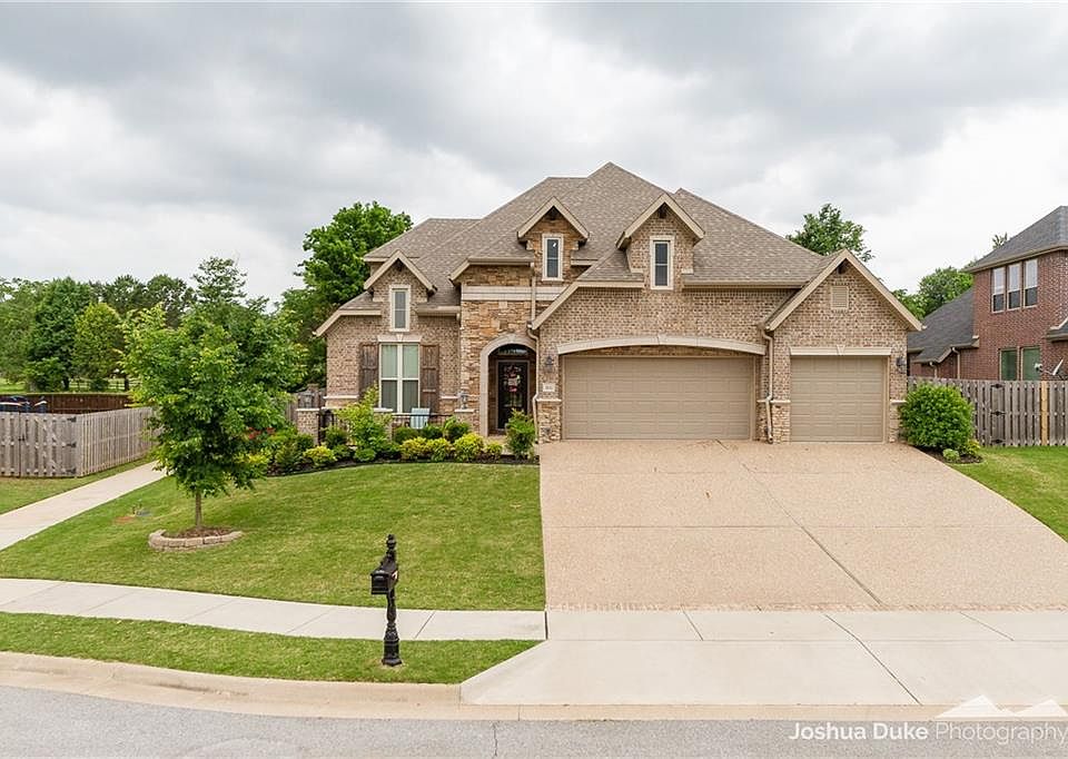 1st image of 3637 N Capri Pl
