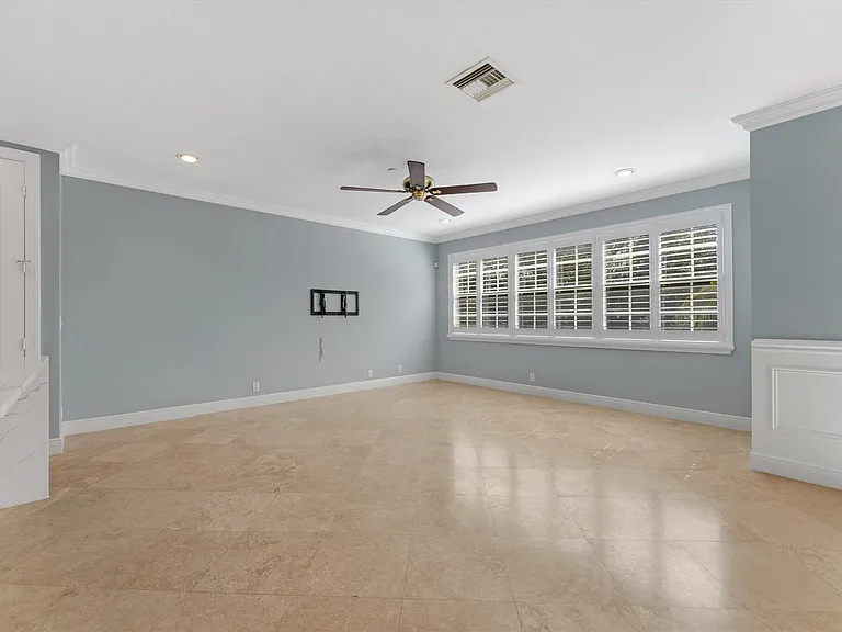 604 NE Francesca Ln — Photo 13