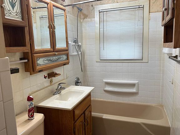 5th image of 3305 Holiday Dr