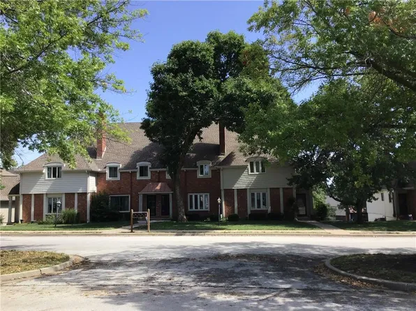 8395 NW Waukomis Dr, Kansas City, MO 64151