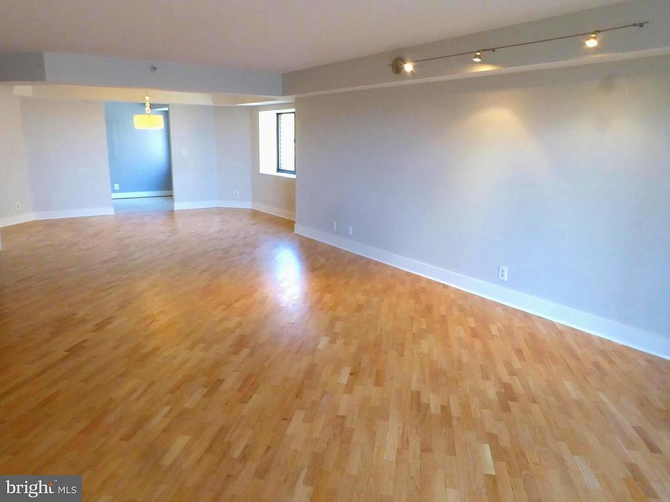 1st image of 1600 N Oak St APT 918